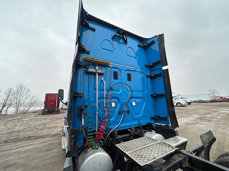 2015-freightliner-cascadia-125-image-85