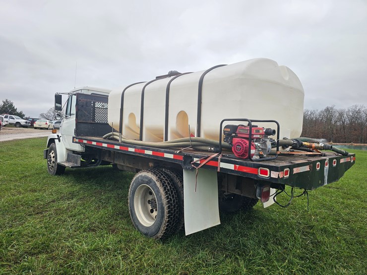 2000-freightliner-fl60-image-11