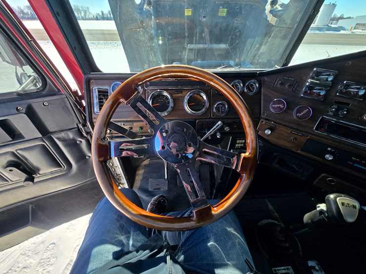 1995-freightliner-fld120-image-83