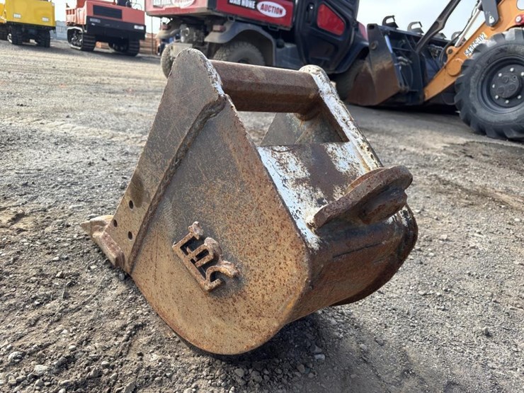 tag-12"-excavator-bucket-w/teeth-image-4