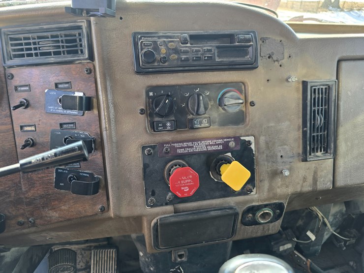 1999-peterbilt-330-image-86