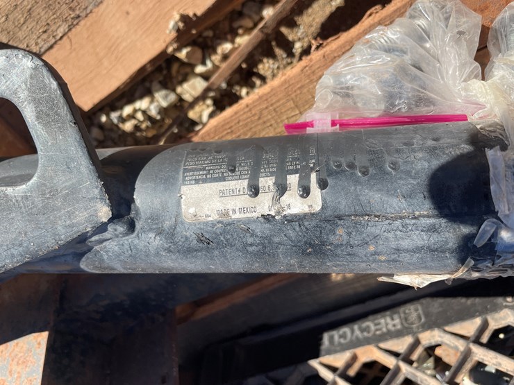 #3304-•-miscellaneous-big-truck-parts-image-8