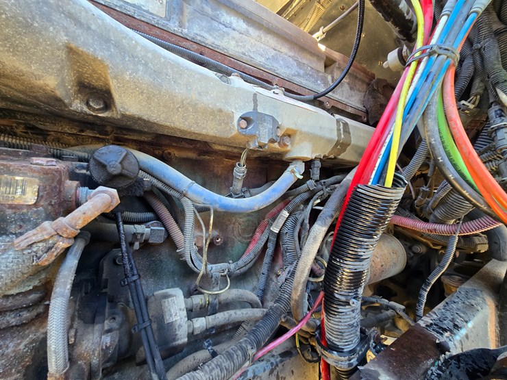 2002-freightliner-columbia-120-image-33