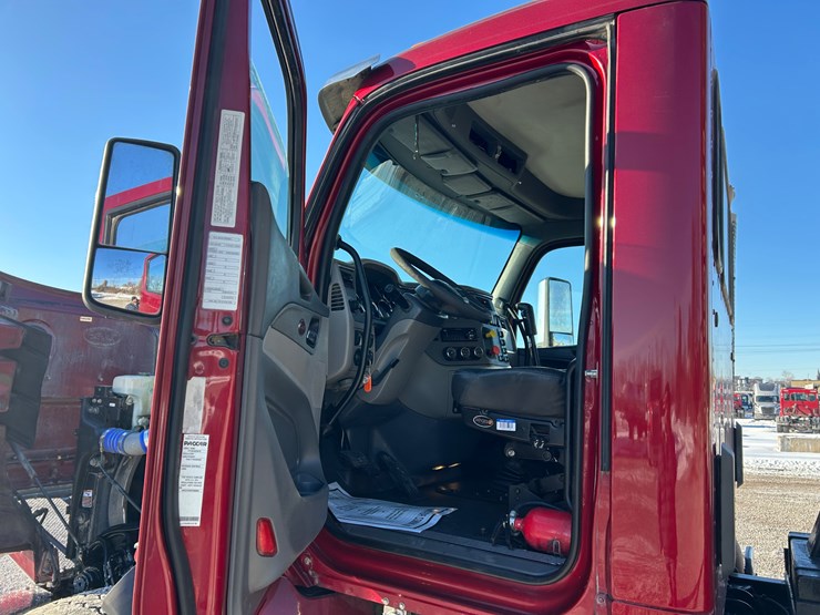 2015-peterbilt-567-image-129