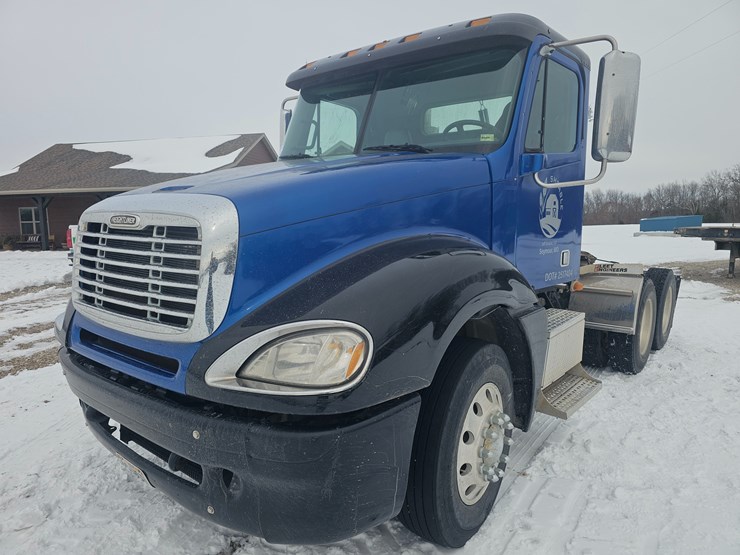 2007-freightliner-columbia-120-image-1