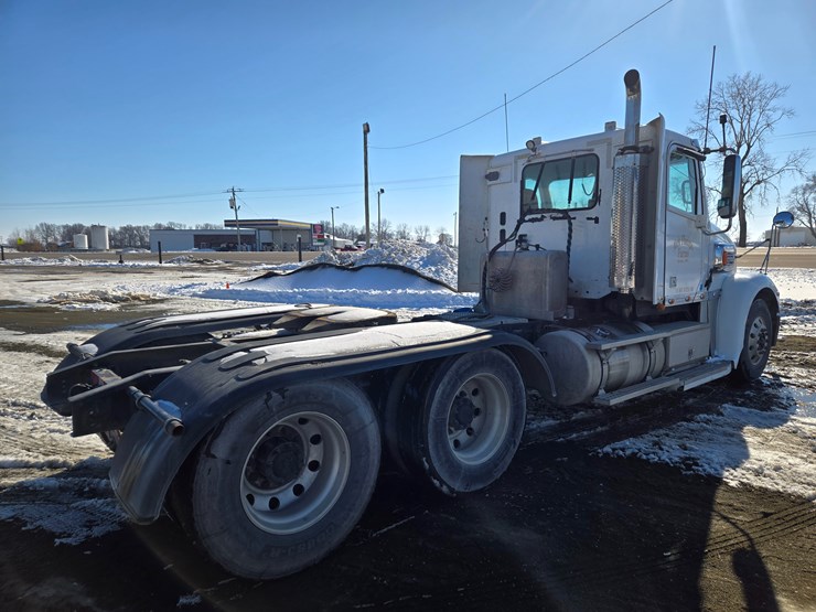 2012-freightliner-coronado-132-image-21