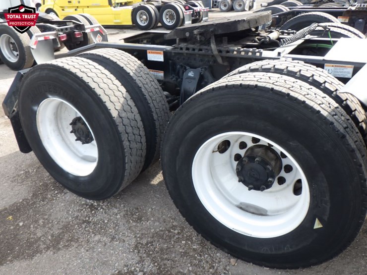 2020-freightliner-cascadia-126-image-8