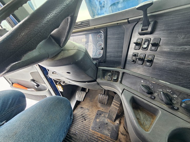 2007-freightliner-columbia-120-image-65