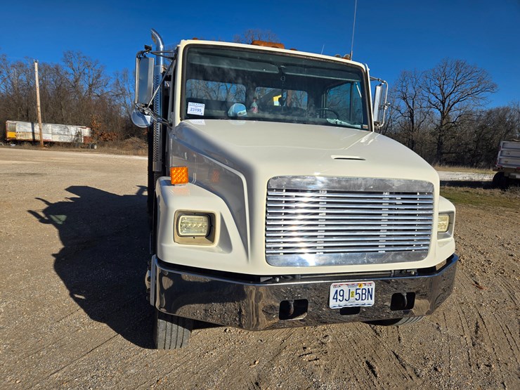 1996-freightliner-fl70-image-24