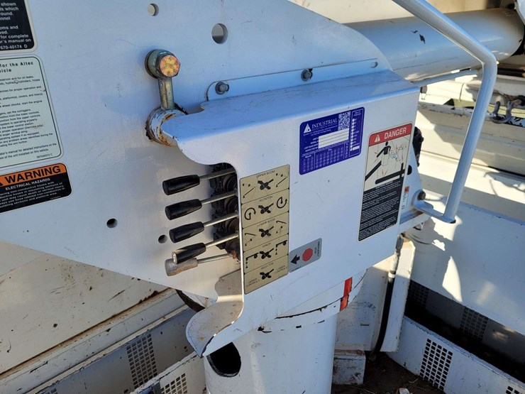 2014-freightliner-m2-106-image-9