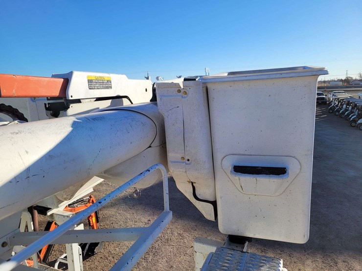 2016-freightliner-m2-106-image-11