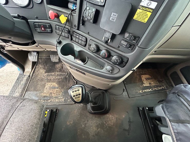 2015-freightliner-cascadia-125-image-70