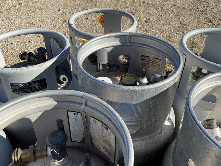 #3123-•-forklift-propane-tanks-image-16