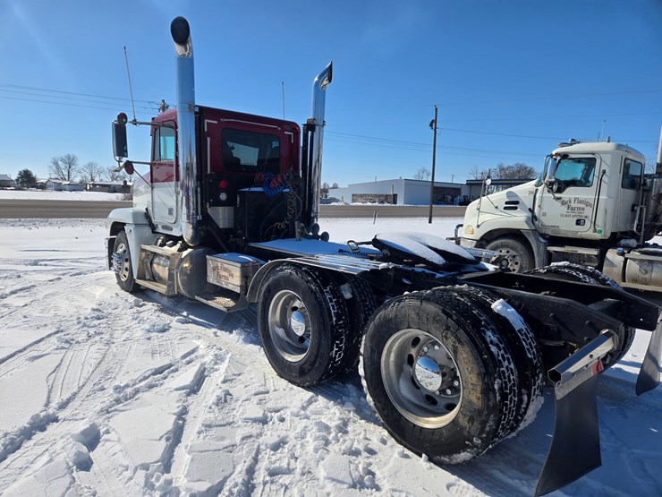 1995-freightliner-fld120-image-16