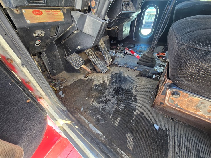 1996-peterbilt-385-image-56