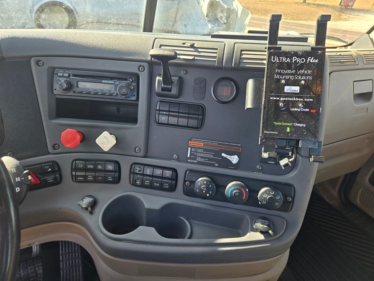 2012-freightliner-cascadia-113-image-58