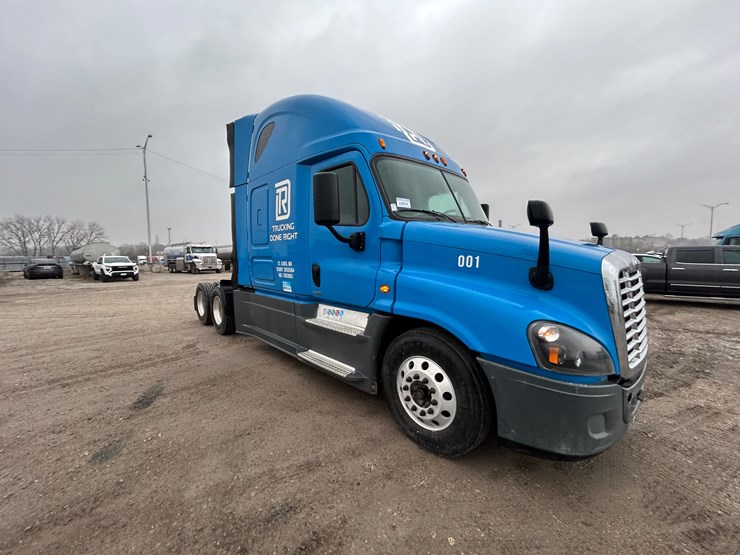 2015-freightliner-cascadia-125-image-32