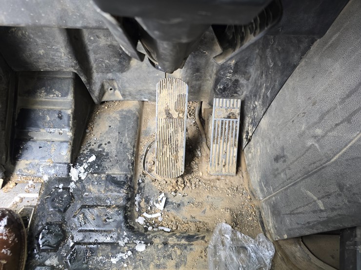 2012-caterpillar-660-image-109