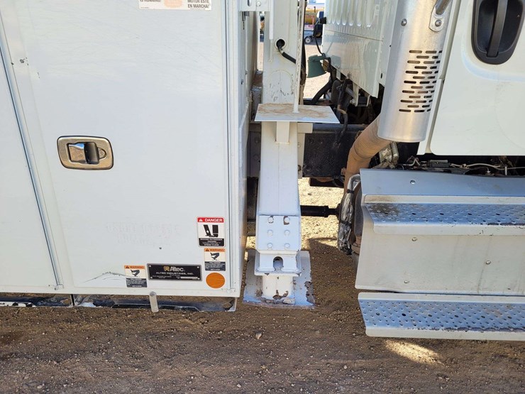 2016-freightliner-m2-106-image-5