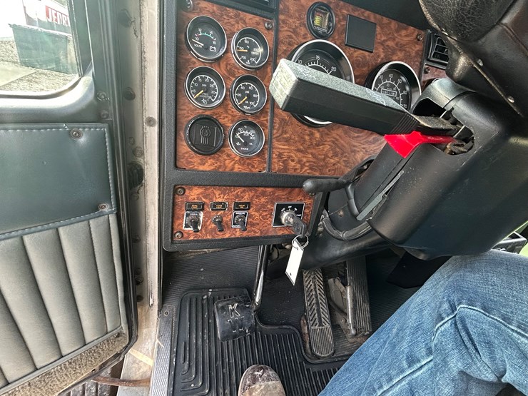 2001-kenworth-t800-image-110