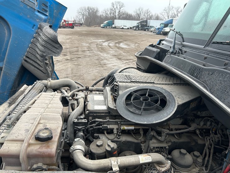 2015-freightliner-cascadia-125-image-40