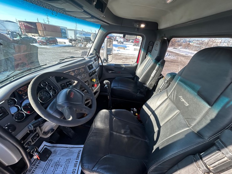2015-peterbilt-567-image-138