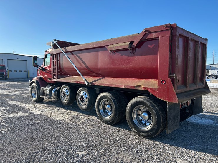 2015-peterbilt-567-image-16