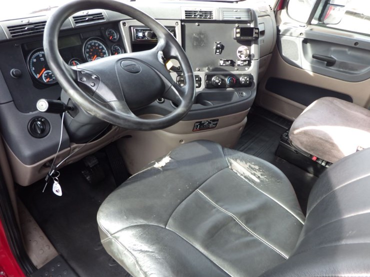 2015-freightliner-cascadia-125-image-17