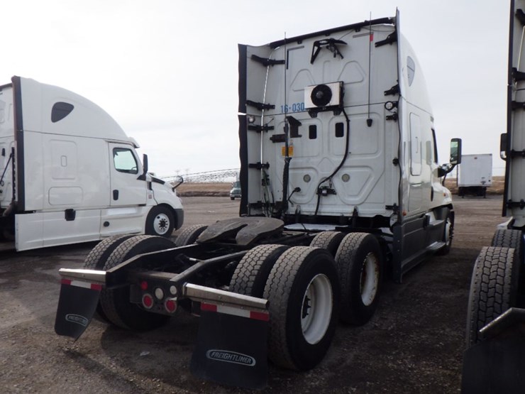 2016-freightliner-cascadia-125-image-9