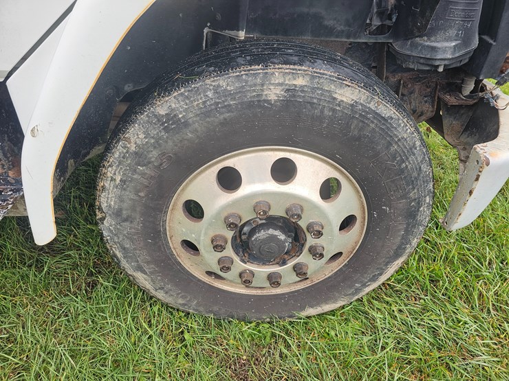 2000-freightliner-fl60-image-75