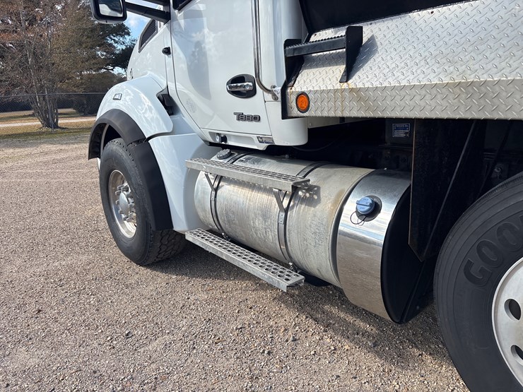 2024-kenworth-t880-image-8