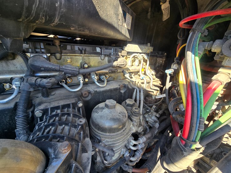 2014-freightliner-cascadia-125-image-32