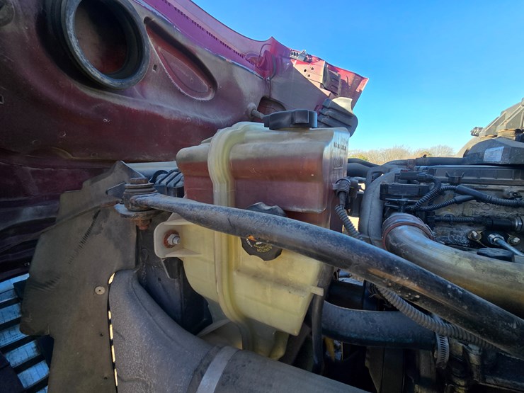 2014-freightliner-cascadia-125-image-37