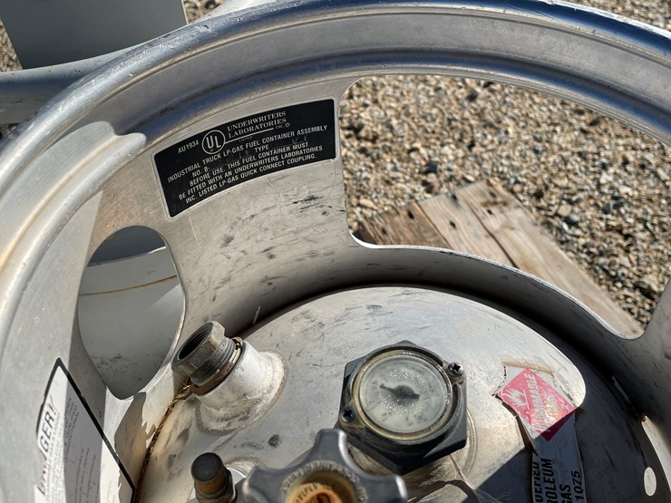 #3123-•-forklift-propane-tanks-image-14