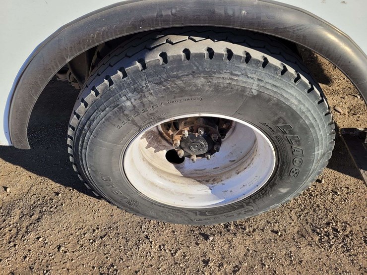 2014-freightliner-m2-106-image-16