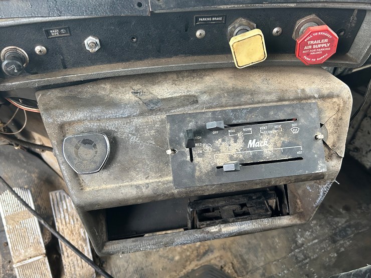 2001-mack-rd688s-image-44