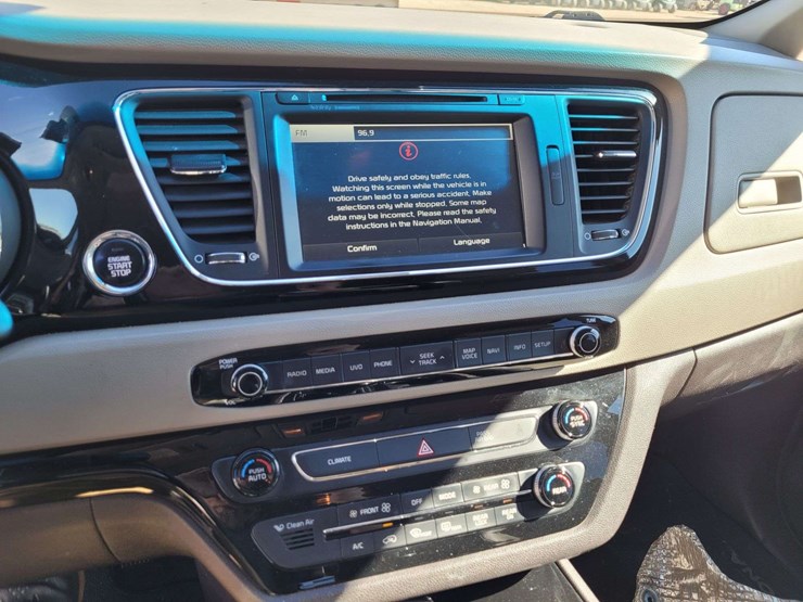 2016-kia-sedona-image-16