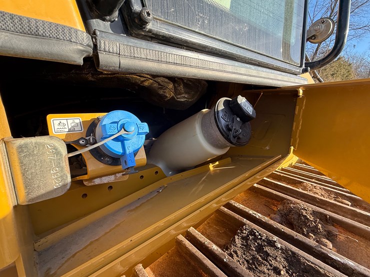 2023-caterpillar-953-image-46