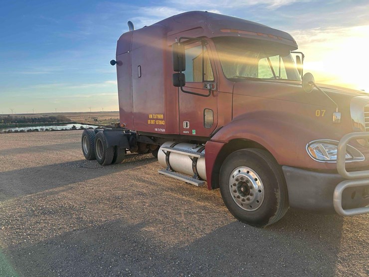2007-freightliner-columbia-120-image-8