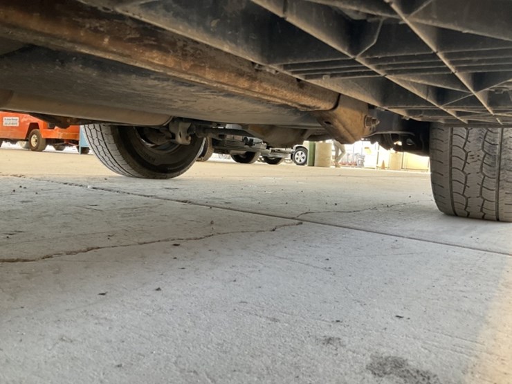 2001-chevrolet-suburban-image-27