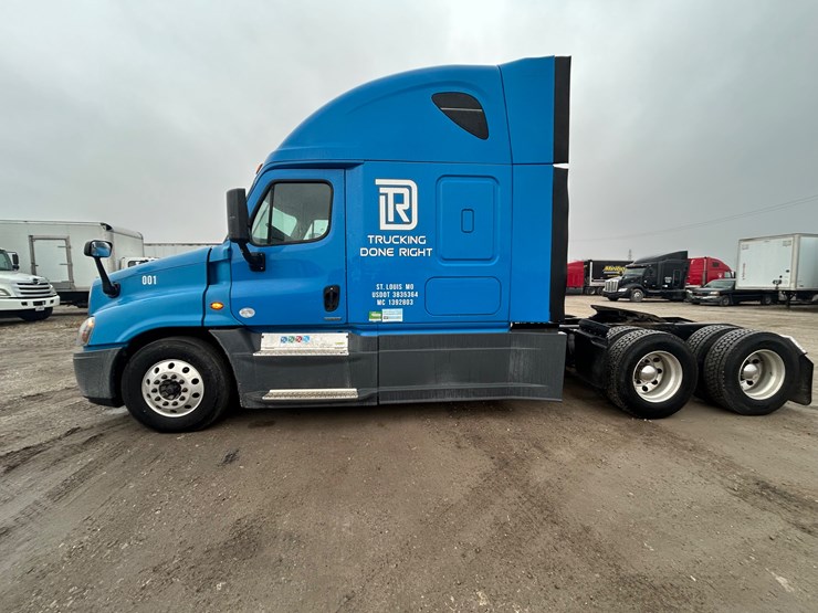 2015-freightliner-cascadia-125-image-10