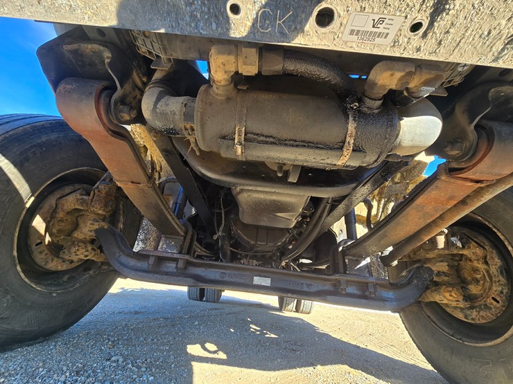 1996-freightliner-fl70-image-38