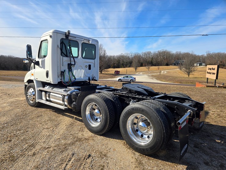2012-freightliner-cascadia-113-image-11