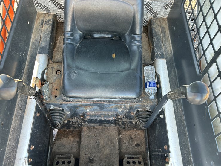 2005-bobcat-t200-image-8