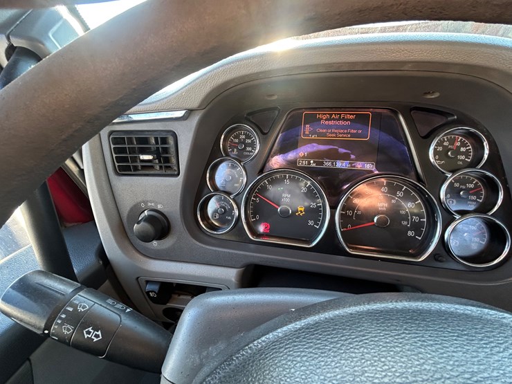 2015-peterbilt-567-image-147