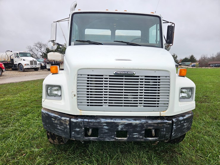 1999-freightliner-fl70-image-26