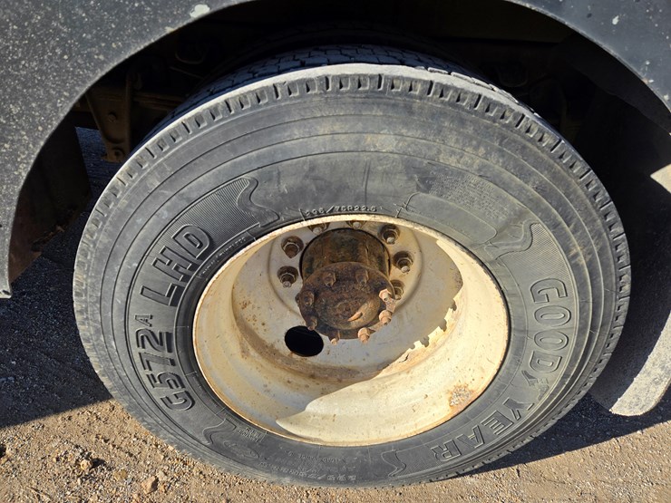 1996-freightliner-fl70-image-81