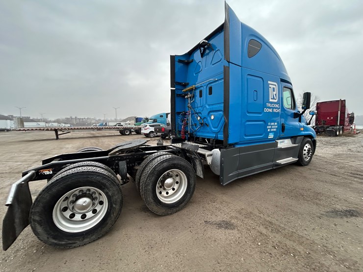 2015-freightliner-cascadia-125-image-22