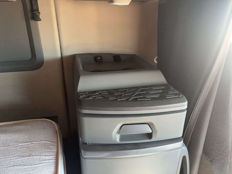 2019-volvo-volvo-vnl-tandem-axle-dual-conventional-new-generation-tractor-truck-image-35