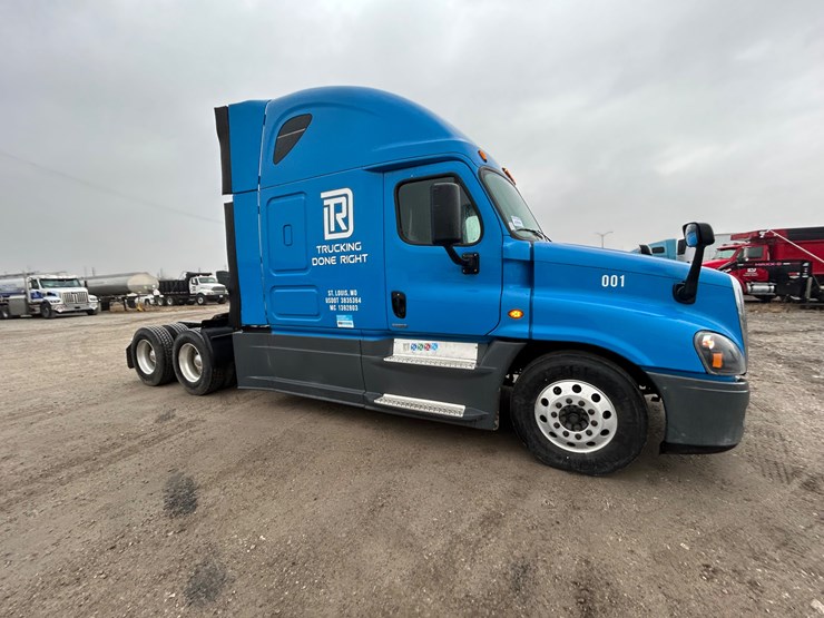 2015-freightliner-cascadia-125-image-30